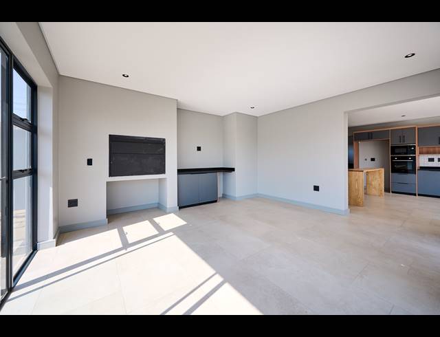 5 BEDROOM HOUSE FOR SALE IN HELDERFONTEIN ESTATE